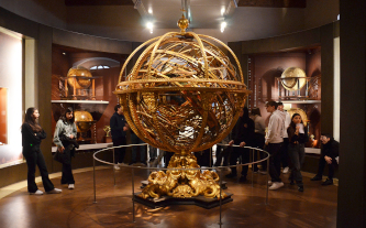 Kinder besuchen privat Galileo-Museum